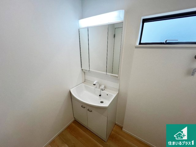 姫路市広畑区西蒲田　第17期　新築一戸建ての独立洗面台|清潔感のある洗面台です。フラットな鏡は掃除がしやすく毎日清潔！鏡裏には収納があるのでスッキリとした洗面台が保てます。