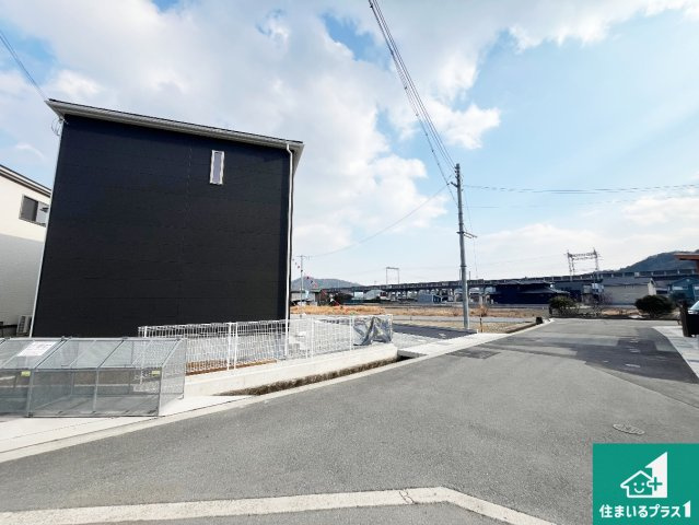 姫路市広畑区西蒲田　第17期　新築一戸建ての前面道路含む現地写真|周辺は閑静な住宅街！前面道路広々で車の出し入れも便利です。駐車が苦手な方でも安心して車庫入れできます！