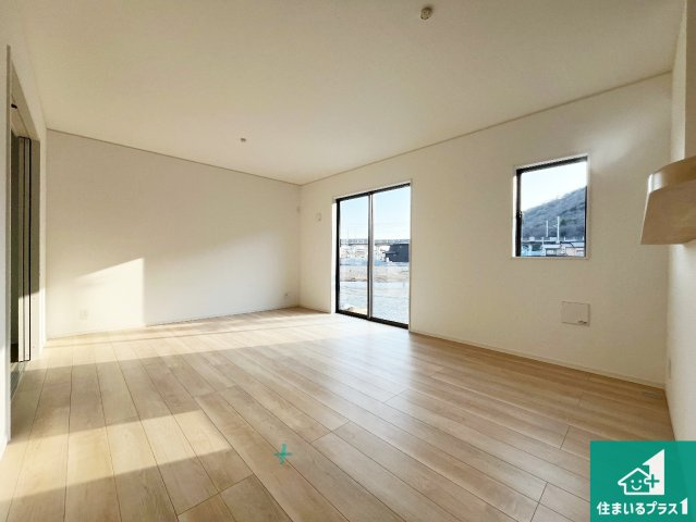 姫路市広畑区西蒲田　第17期　新築一戸建ての居間・リビング|日当たり良好の明るいリビングで朝の目覚めもスッキリできそう！対面キッチンでご家族のコミュニケーションも自然と増える設計！小さなお子様が遊ぶスペースを作っても広々とくつろげるLDK！