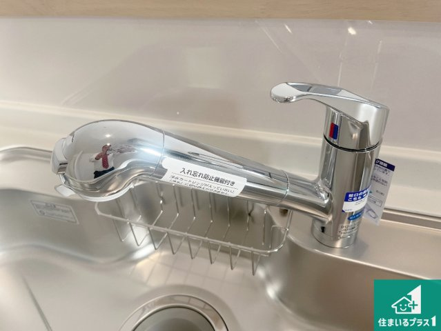 姫路市広畑区西蒲田　第17期　新築一戸建ての設備|浄水器を内蔵！炊飯時、お茶を作る時に安心してお水を使えます！お湯と冷水、浄水と原水、シャワーの切替えもワンタッチです！