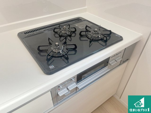 姫路市広畑区西蒲田　第17期　新築一戸建ての設備|ダブル高火力Ｓｉセンサー付きコンロ！３口あるので、まとめて料理をする時も大活躍！