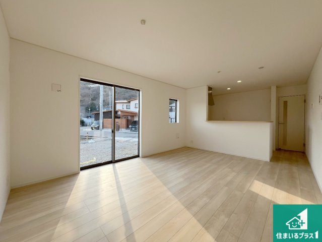 姫路市広畑区西蒲田　第17期　新築一戸建ての居間・リビング|シンプルなリビングは、観葉植物等のインテリアを楽しめますね！パパ好みにも、ママ好みにも家具次第で雰囲気を変えることができます！