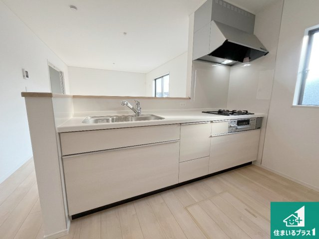 姫路市広畑区西蒲田　第17期　新築一戸建てのキッチン|子供を見守りながらお料理が出来るため家族のコミュニケーションか増えます♪スペースが広く確保されている為お子様が大きくなったときは一緒に料理を楽しめます♪