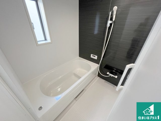 姫路市広畑区西蒲田　第17期　新築一戸建ての浴室|足をゆったり伸ばして寛げる浴槽です。窓が設けられていますので差し込む光が明るく穏やかな雰囲気にしてくれます♪浴室乾燥機も設置しているので、雨の日の洗濯物も安心です♪