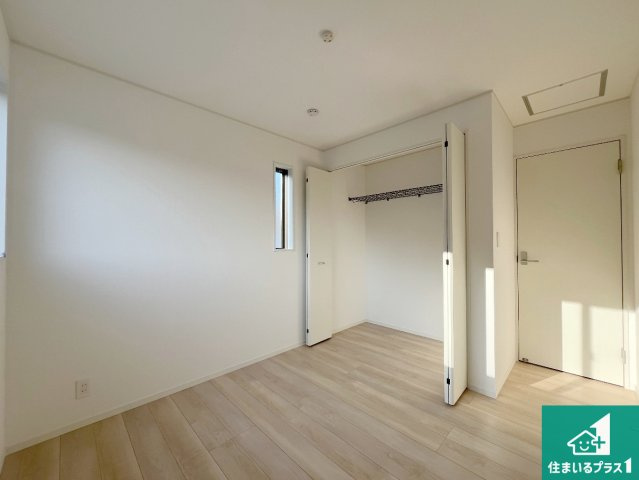 姫路市広畑区西蒲田　第17期　新築一戸建ての洋室|寝室は心地よい眠りについてもらいたくて、シンプルかつ開放的な空間な設計にしています！大きな窓から差し込む日が心地いいです♪