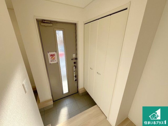 姫路市広畑区西蒲田　第17期　新築一戸建ての玄関|シューズボックスにはたくさんの靴が収納できるので玄関周りはいつもスッキリ！ご家族が増えても安心！