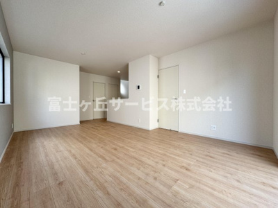 【居間・リビング】 | 静岡市駿河区下川原6丁目 13期 新築一戸建て 3号棟 | リビングダイニングです