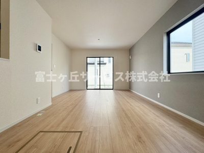 【居間・リビング】 | 静岡市駿河区下川原6丁目 13期 新築一戸建て 3号棟 | リビングです