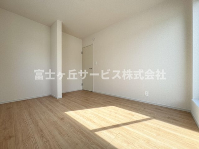 【洋室】 | 静岡市駿河区下川原6丁目 13期 新築一戸建て 3号棟 | バルコニーに面した洋室です