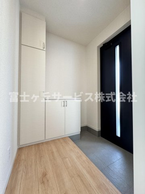 【玄関】 | 静岡市駿河区下川原6丁目 13期 新築一戸建て 3号棟 | 収納もある玄関です