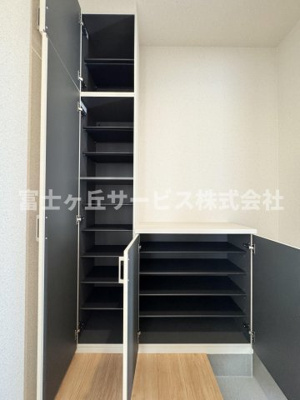 【収納】 | 静岡市駿河区下川原6丁目 13期 新築一戸建て 3号棟 | 玄関にある収納です