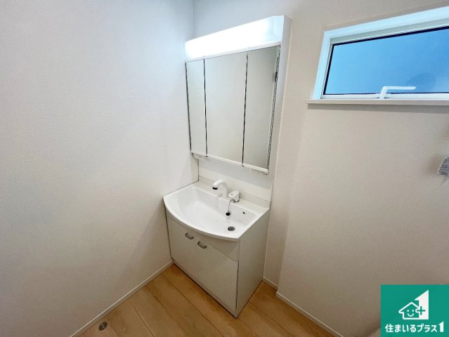 姫路市広畑区西蒲田　第17期　新築一戸建ての独立洗面台|清潔感のある洗面台です。フラットな鏡は掃除がしやすく毎日清潔！鏡裏には収納があるのでスッキリとした洗面台が保てます。