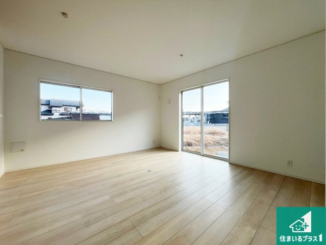 姫路市広畑区西蒲田　第17期　新築一戸建ての居間・リビング|日当たり良好の明るいリビングで朝の目覚めもスッキリできそう！対面キッチンでご家族のコミュニケーションも自然と増える設計！小さなお子様が遊ぶスペースを作っても広々とくつろげるLDK！