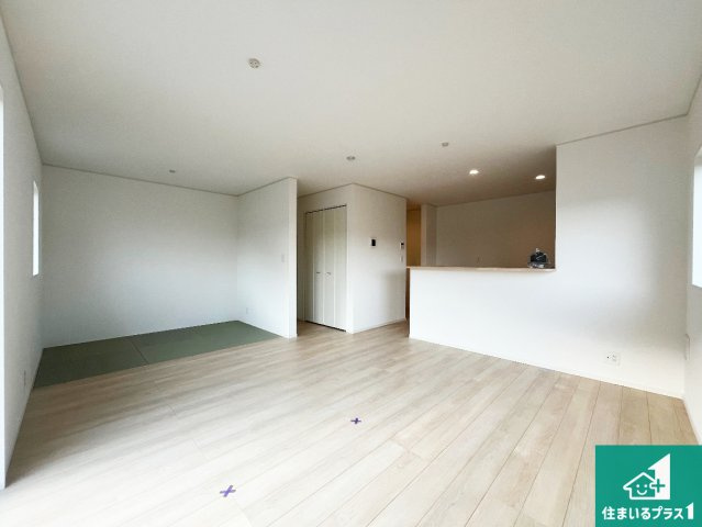 姫路市広畑区西蒲田　第17期　新築一戸建ての居間・リビング|シンプルなリビングは、観葉植物等のインテリアを楽しめますね！パパ好みにも、ママ好みにも家具次第で雰囲気を変えることができます！