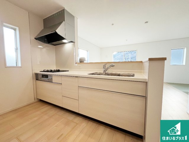 姫路市広畑区西蒲田　第17期　新築一戸建てのキッチン|リビングと統一感があり、使い勝手のいいキッチン。広々としているので、二人並んで作業が出来ちゃいます。お子様と一緒に色々なお料理に挑戦できるスペースがあります。