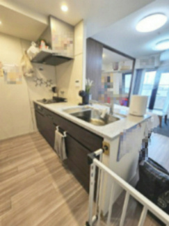 【キッチン】 | ライオンズ南千住グランプレイス | 食器洗い乾燥機も備えたキッチンは、リルカウンター、リルポケットなどデッドスペースを活かした便利に使える工夫とオールスライド式収納で無駄なく整理、レンジフードはＣＯ₂センサーと連動した快適装備です