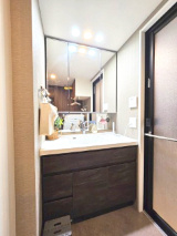 【独立洗面台】 | ライオンズ南千住グランプレイス | 三面鏡裏収納やヘルスメータースペース、キレイポケットを採用、リネン庫や上部吊戸棚まで開智した収納豊富な脱衣洗面室となっています