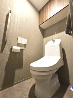 【トイレ】 | ライオンズ南千住グランプレイス | 洗浄水量を抑えた節水型多機能トイレ　表面は汚れが付きにくい加工が施されています　壁掛け式のリモコンも標準装備です