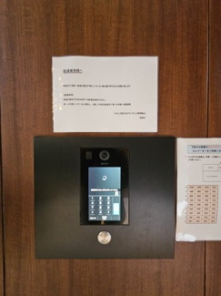 【防犯設備】 | ライオンズ南千住グランプレイス | メインエントランスのオートロック付インターホン　各住戸にもカメラ付のインターホンがあるため2重で安心です