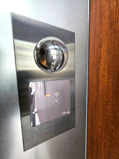 【防犯設備】 | ライオンズ南千住グランプレイス | 顔認証セキュリティサービス　風除室とエントランスホールは顔認証システムでオートロック解除　お子さまの帰宅もメールでお知らせします