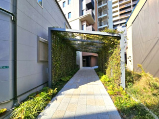  | ライオンズ南千住グランプレイス | 正面エントランスとは反対側に配置されたアプローチ　都電や中学校、区役所へはこちらからのアプローチが便利です