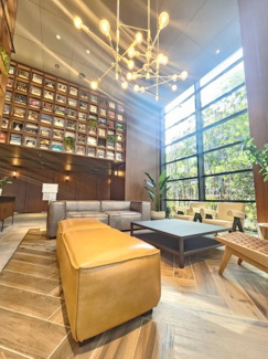 【ロビー】 | ライオンズ南千住グランプレイス | 木と書物の香りに抱かれるエントランスの穏やかなラウンジ空間