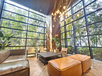 【ロビー】 | ライオンズ南千住グランプレイス | 高い吹き抜けと、天井まで続く大きなWindowsGlassからは、緑と光に囲まれたホテルライクな演出を施した快適空間です