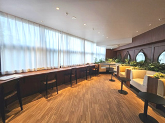 【ロビー】 | ライオンズ南千住グランプレイス | 屋上テラスと隣接した11Fのラウンジ２　屋上テラスと一体感を感じて過ごす多目的利用可能なラウンジです　ワークスペースも併設し、本住戸からは歩いて1分経たずに到着できます