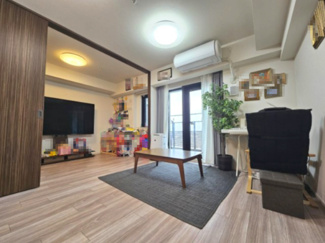 【居間・リビング】 | ライオンズ南千住グランプレイス | リビングからは東京を見渡す開放感が楽しめるほか、豊かな光と健やかな風に彩られる、心地よい暮らしを手に入れてみませんか