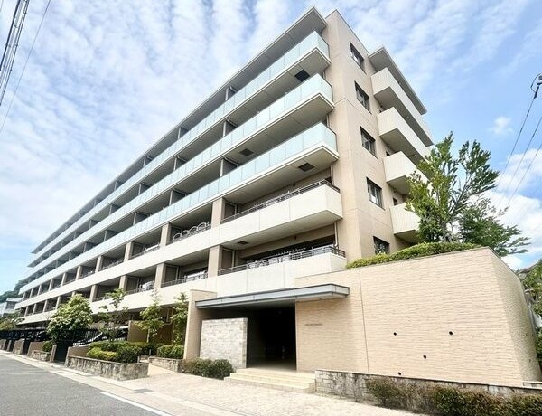 バンベール植田ヒルズ２号棟の外観