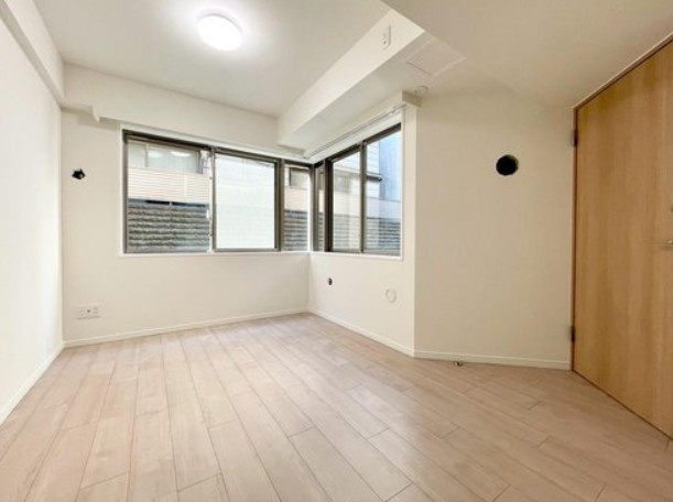 【洋室】 | コスモ小竹向原メユール | 贅沢といえるほどの豊かな居住性と、プライドを満たすクオリティが見事に調和した住空間。リビングも広く設け、訪れる人々を暖かく迎えてくれます。