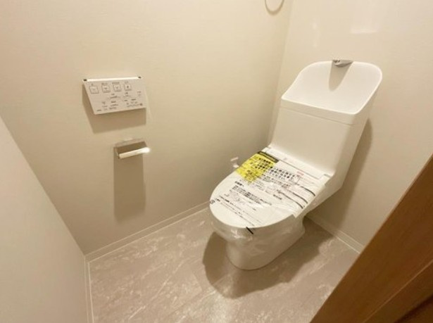 【トイレ】 | コスモ小竹向原メユール | 清潔な空間であって頂けますように、汚れをふき取り易いフロアと壁紙をチョイス致しました。