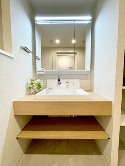 【独立洗面台】 | コスモ小竹向原メユール | 身だしなみチェックや歯磨きなど、朝の慌ただしい時間でも余裕とゆとりを感じられる。