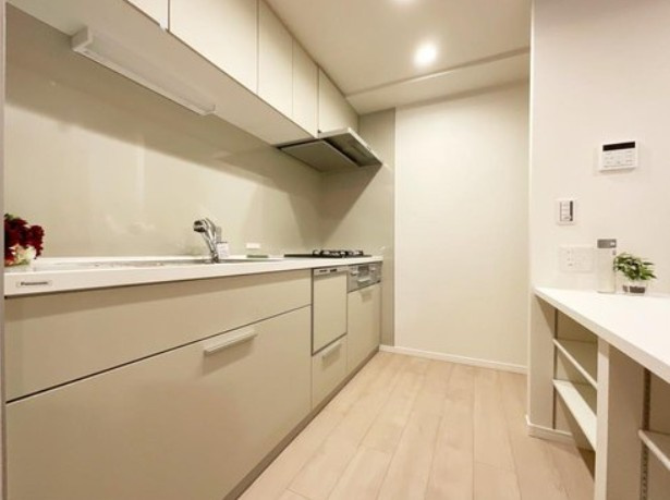 【キッチン】 | コスモ小竹向原メユール | スマートな意匠と充実の機能を備えたキッチンが、暮らしにおいしい彩りを添えます