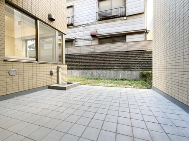 【バルコニー】 | コスモ小竹向原メユール | 充分な広さと幅が確保されたバルコニー。天気が良い日には太陽の陽が差し込み、心地よいバルコニーです。