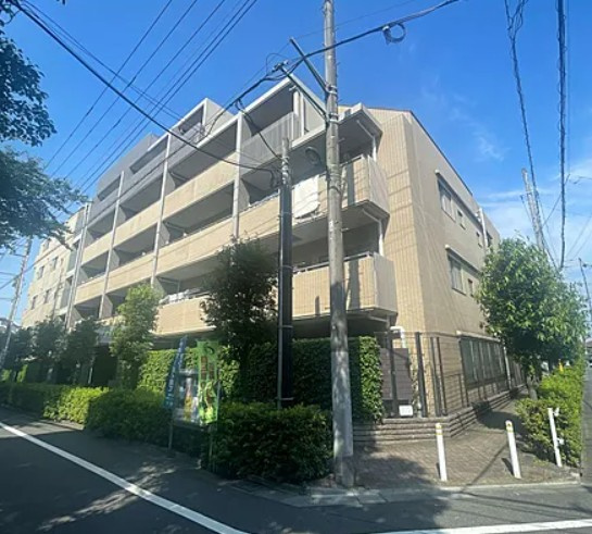 【外観】 | コスモ小竹向原メユール | 陽光浴びる外観がシンプルな外観をより際立たせ、人々の記憶に存在感を植え付けます。