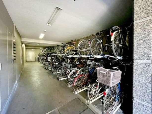 【駐輪場】 | コスモ小竹向原メユール | 屋根付きの駐輪場となっていますので、雨の日でも大切な自転車が濡れずに済みます。