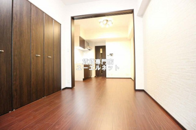 【寝室】 | プレジオ江坂SOUTH | 明るく開放感のある居室で、自分だけのくつろぎ空間を。