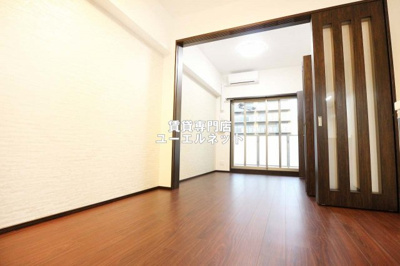 【居間・リビング】 | プレジオ江坂SOUTH | ゆったりとくつろげる、落ち着きのある居室空間です