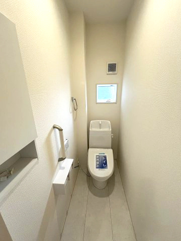 【内装】 | 福岡市西区横浜2丁目　1号棟（全1棟）【仲介手数料無料・0円】 | 施工例。1階のトイレです。施工例は完成時と異なる場合があります。