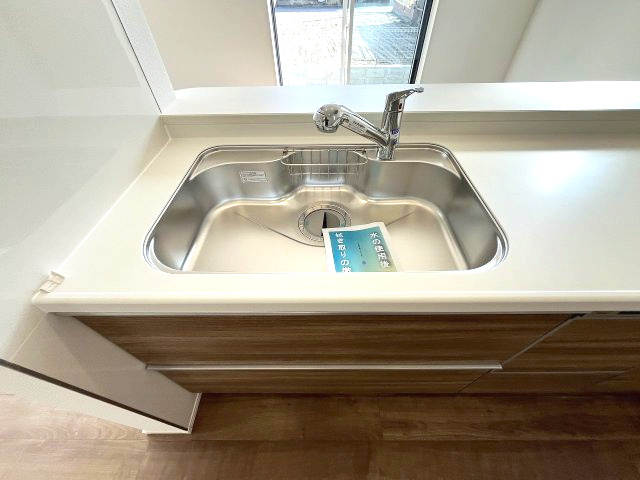 【キッチン】 | 福岡市西区横浜2丁目　1号棟（全1棟）【仲介手数料無料・0円】 | 施工例。施工例は完成時と異なる場合があります。
