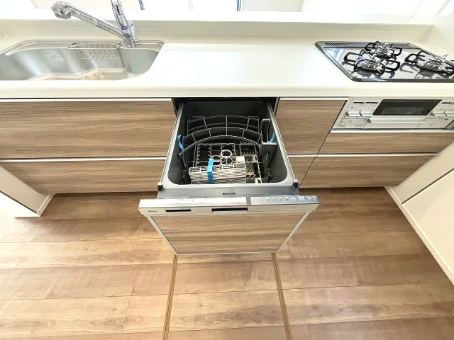 【キッチン】 | 福岡市西区横浜2丁目　1号棟（全1棟）【仲介手数料無料・0円】 | 施工例。施工例は完成時と異なる場合があります。