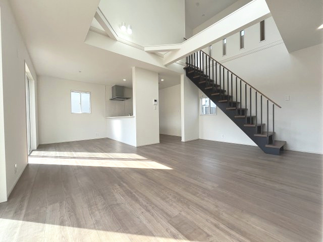 【内装】 | 福岡市西区横浜2丁目　1号棟（全1棟）【仲介手数料無料・0円】 | 現地写真。施工例。リビングです。施工例は完成時と異なる場合があります。です。