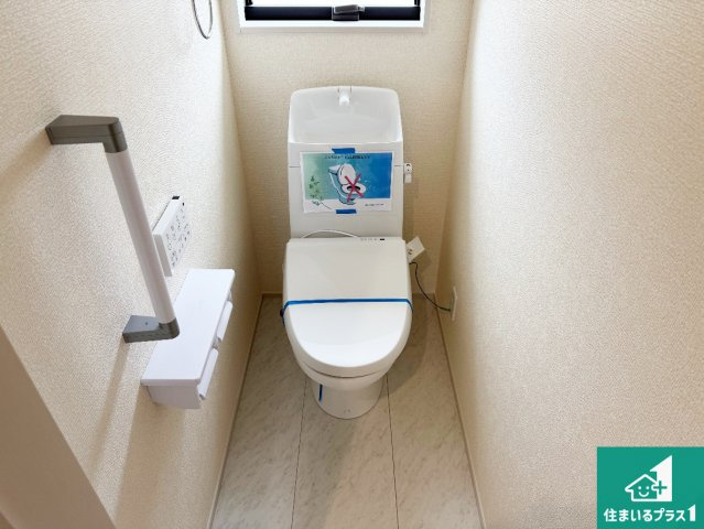 洲本市上物部　第3期　新築一戸建てのトイレ|1・2階の2ヶ所にあるので、朝の忙しい時間の順番待ちもなく、深夜の利用にも大変便利です。