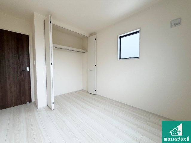 洲本市上物部　第3期　新築一戸建ての洋室|寝室は心地よい眠りについてもらいたくて、シンプルかつ開放的な空間な設計にしています！大きな窓から差し込む日が心地いいです♪