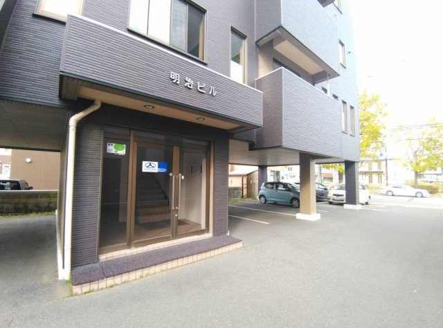 明治ビルのエントランス