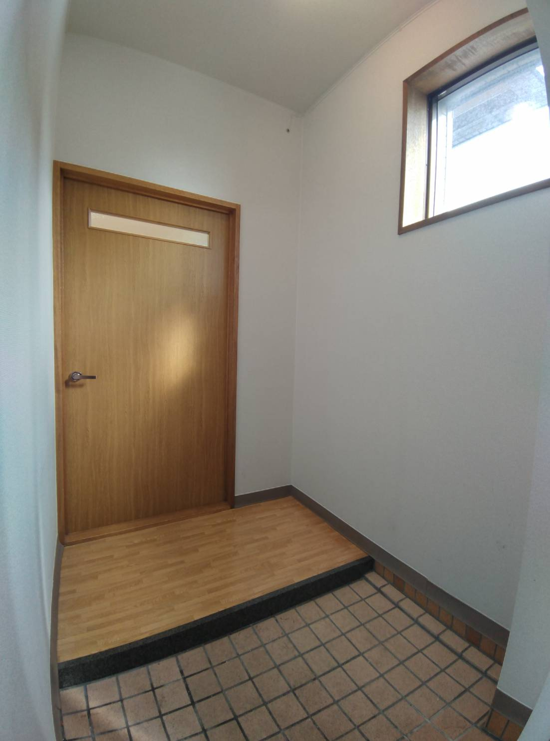 明治ビルの玄関