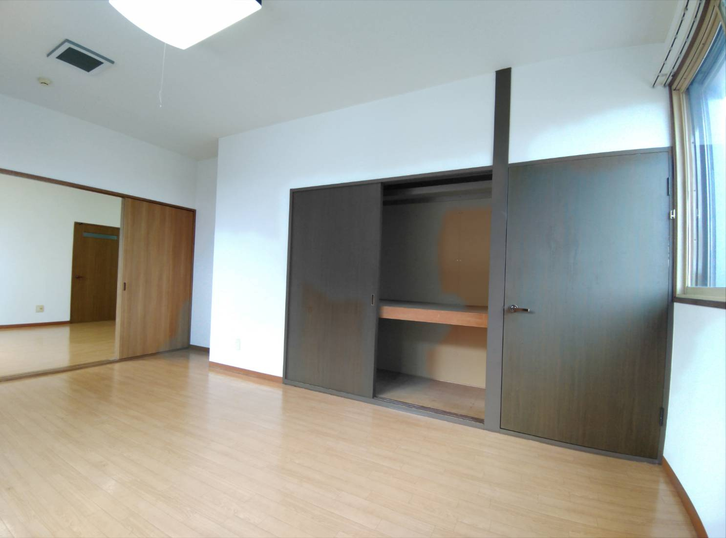 明治ビルの洋室