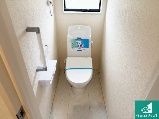 洲本市上物部　第3期　新築一戸建てのトイレ|1・2階の2ヶ所にあるので、朝の忙しい時間の順番待ちもなく、深夜の利用にも大変便利です。