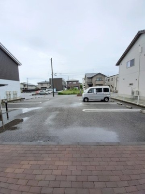 【駐車場】 | アイリスガーデン | 駐車場に車を止められます